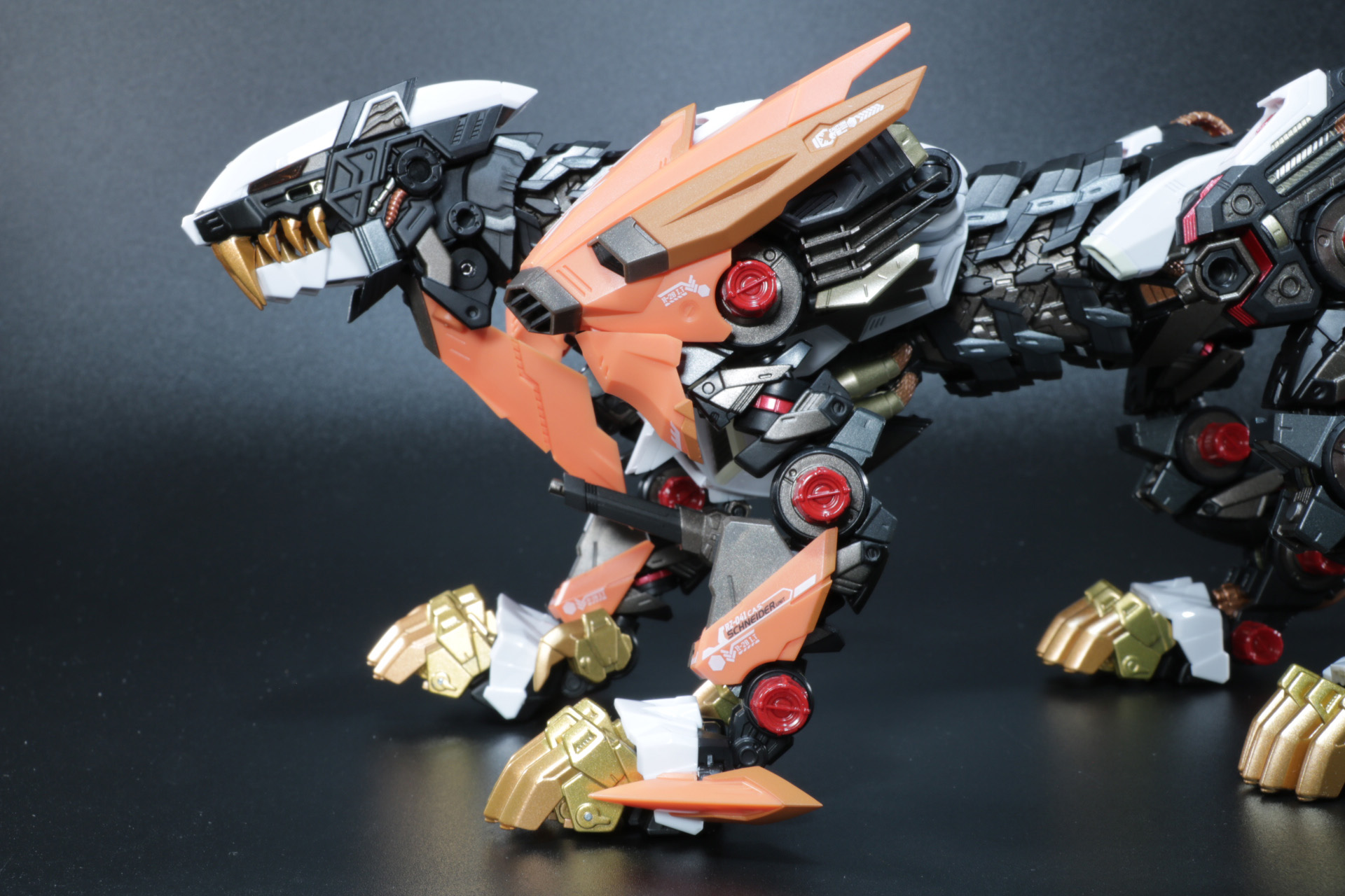 前脚のアーマー装着。「シュナイダーユニット」ではつま先側面部にもアーマーを装着
