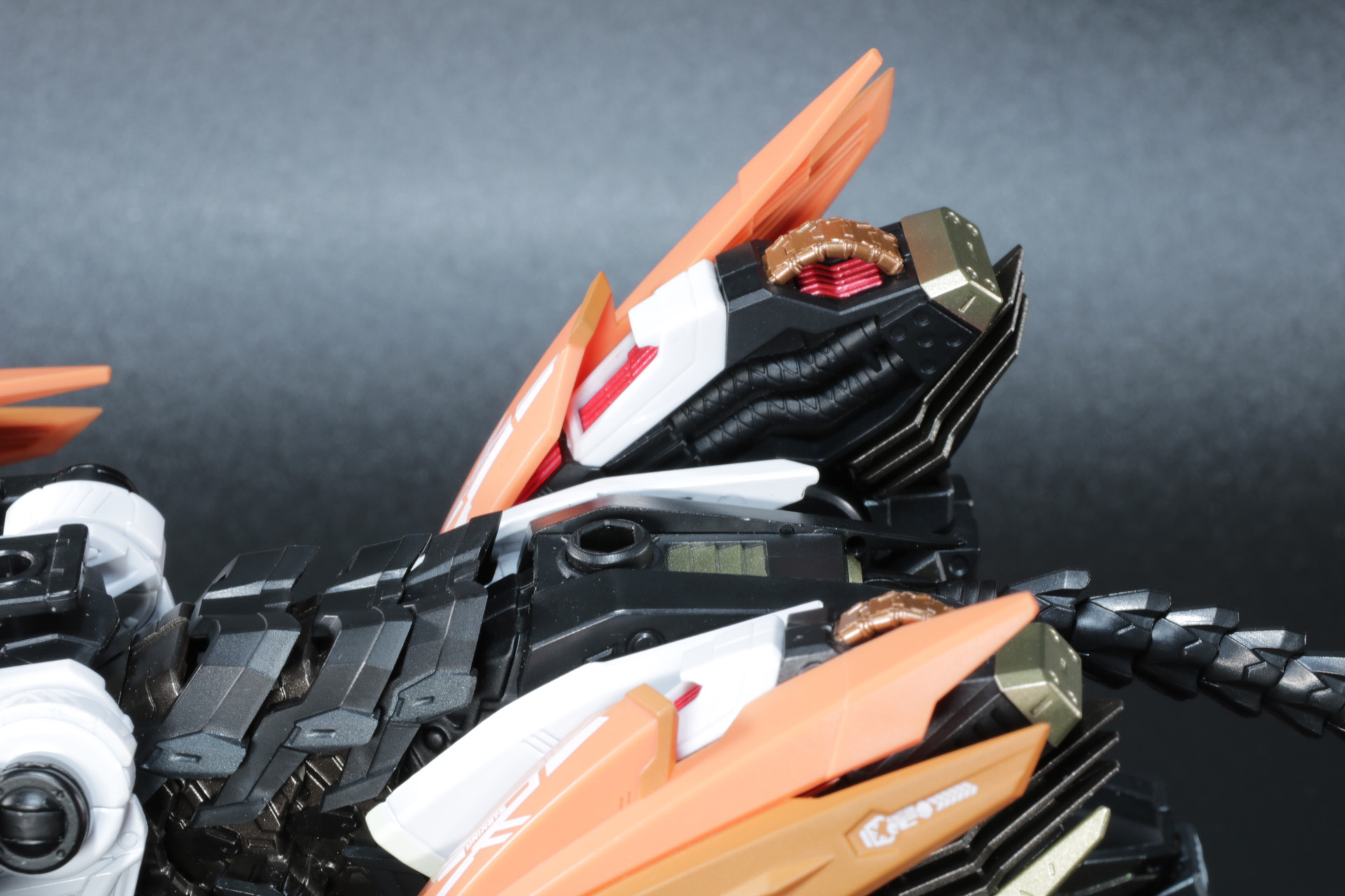 臀部には「超合金 RZ-041ライガーゼロ」のリアブースターを装着
