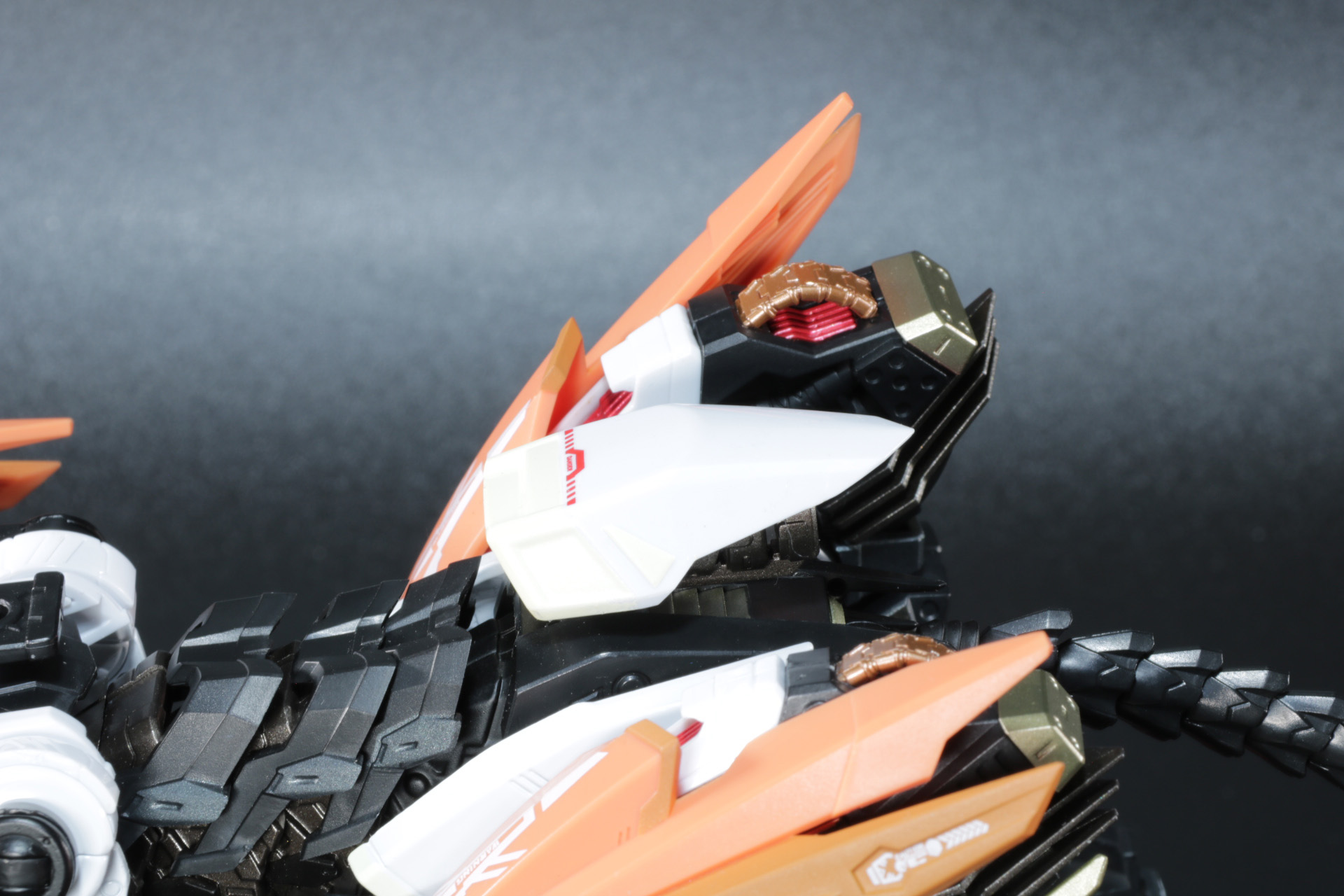 臀部には「超合金 RZ-041ライガーゼロ」のリアブースターを装着