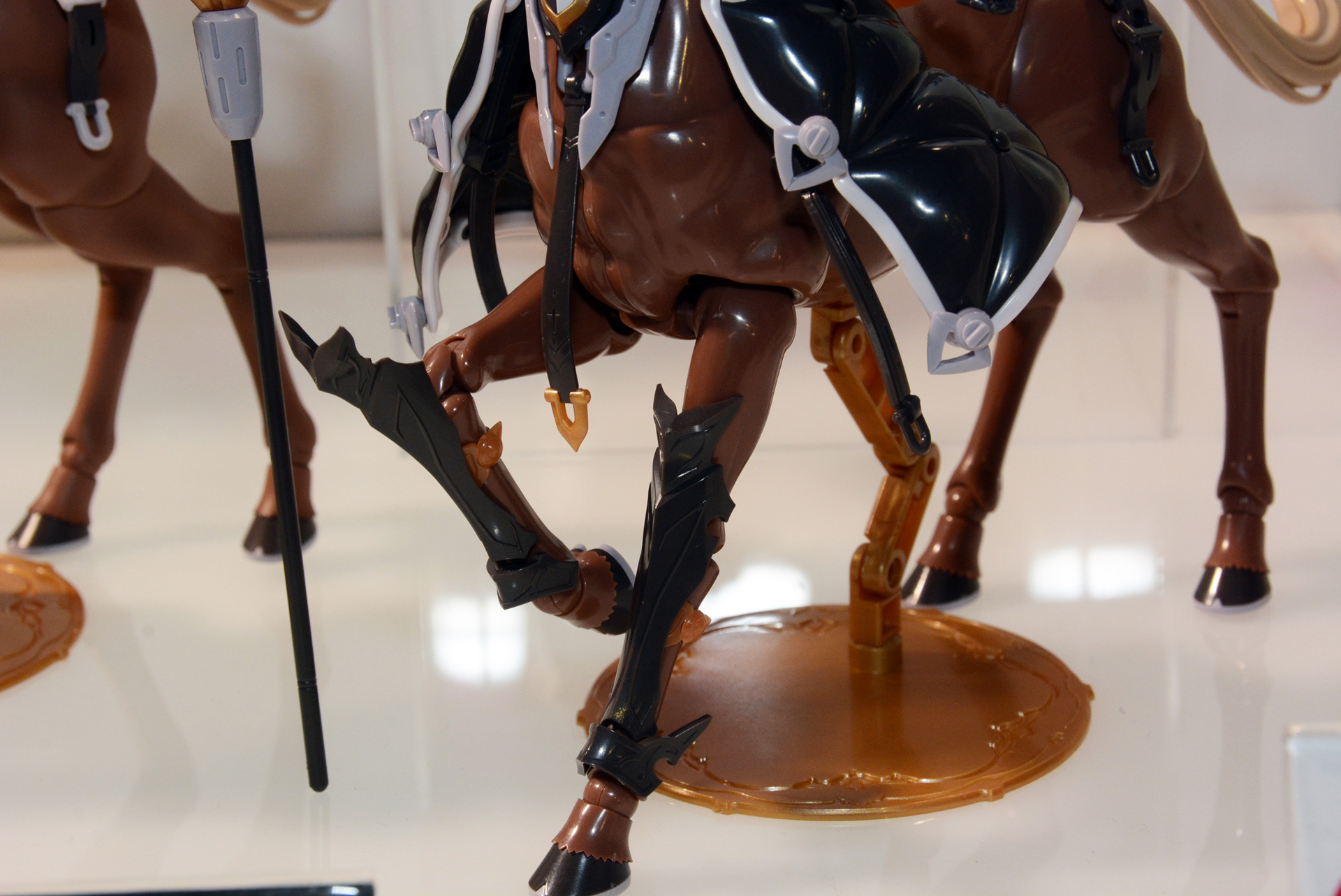 前足にも武具が取り付けられている