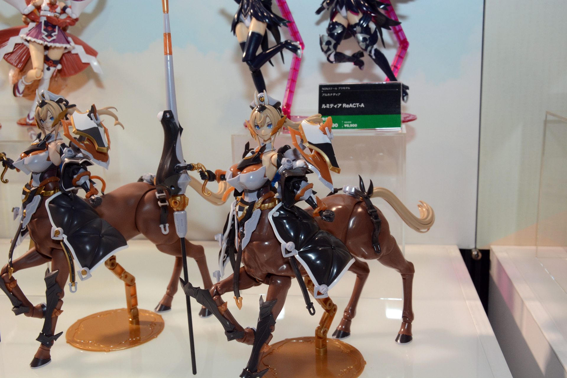 こちらは素組みのタイプ。塗装しなくても色分けがされている