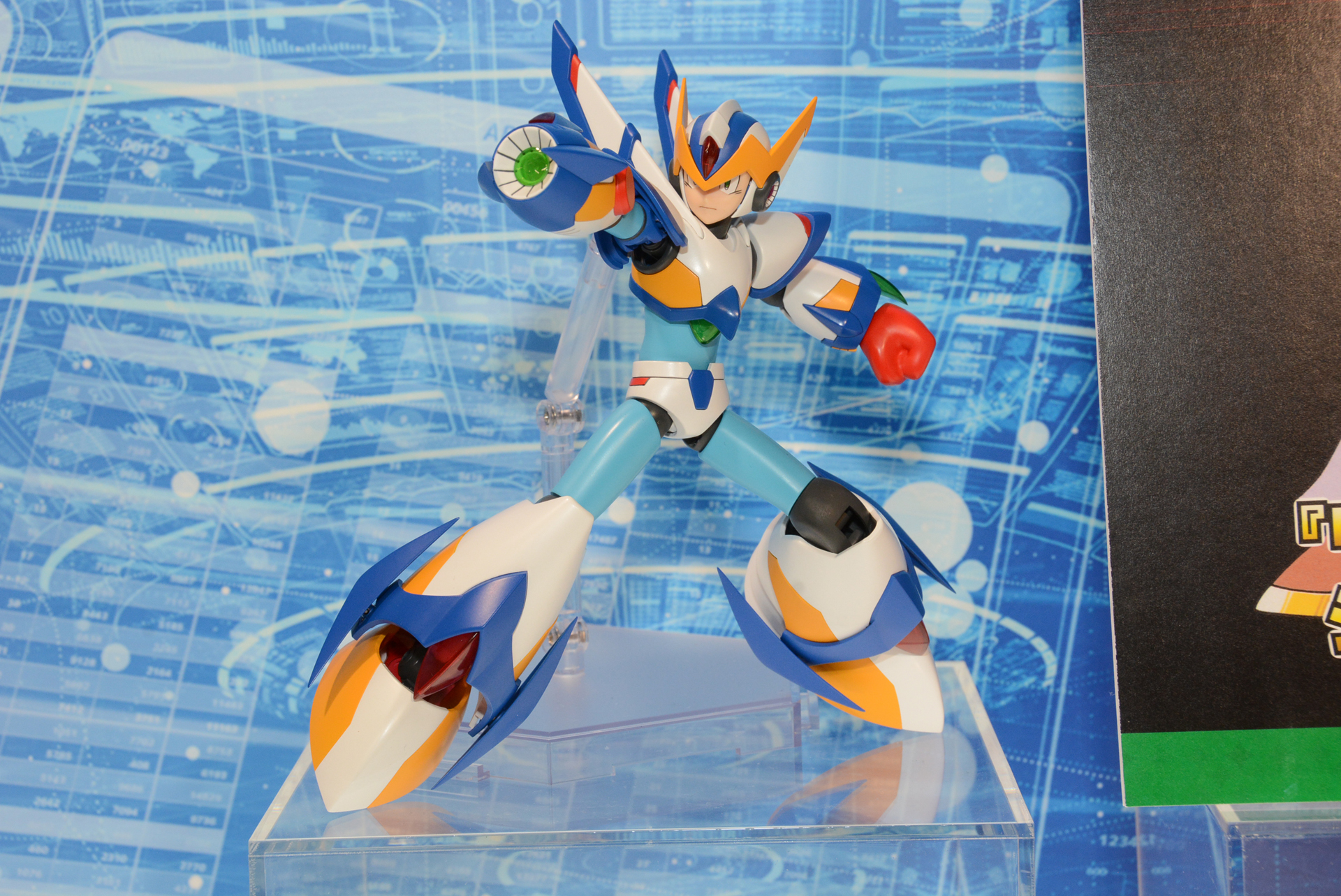 別売のエフェクトパーツと共に展示