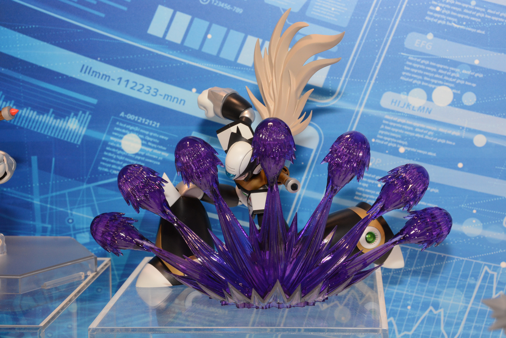 別売のエフェクトパーツと共に展示