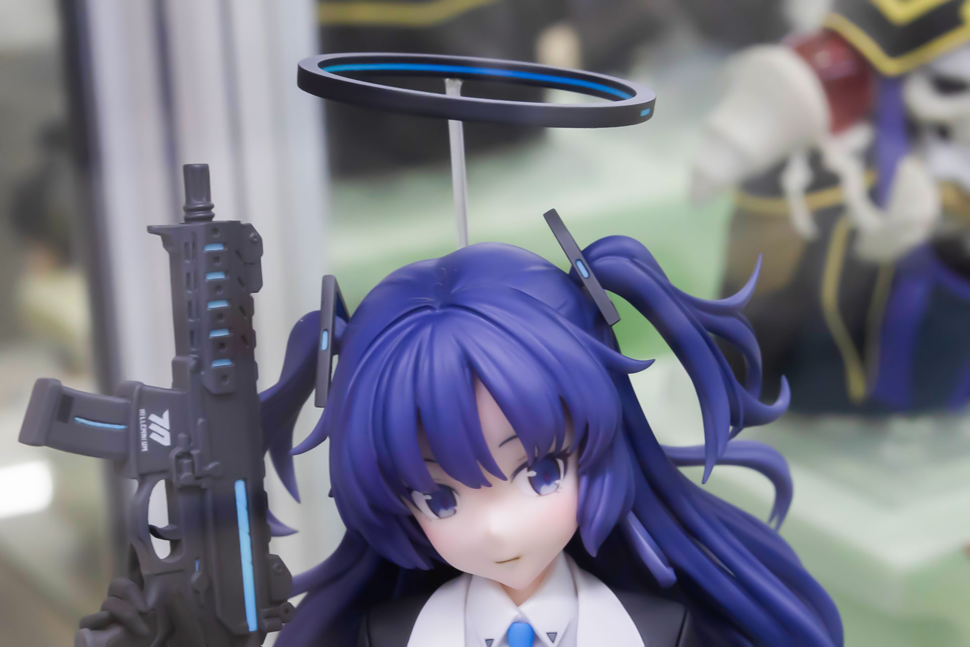 頭のヘイロー（輪っかの部分）は支柱で取り付けられている