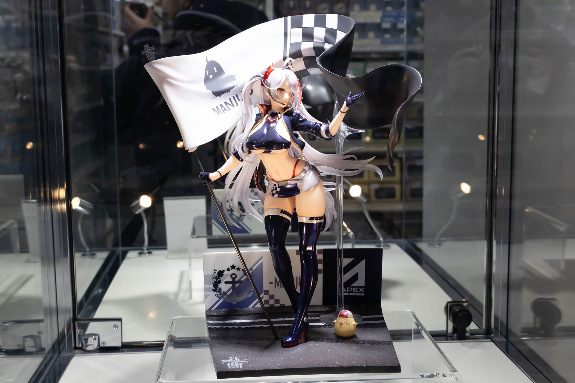 フィギュアの素材はPVCとABSで、台座部分を含む全高は約300mmだ