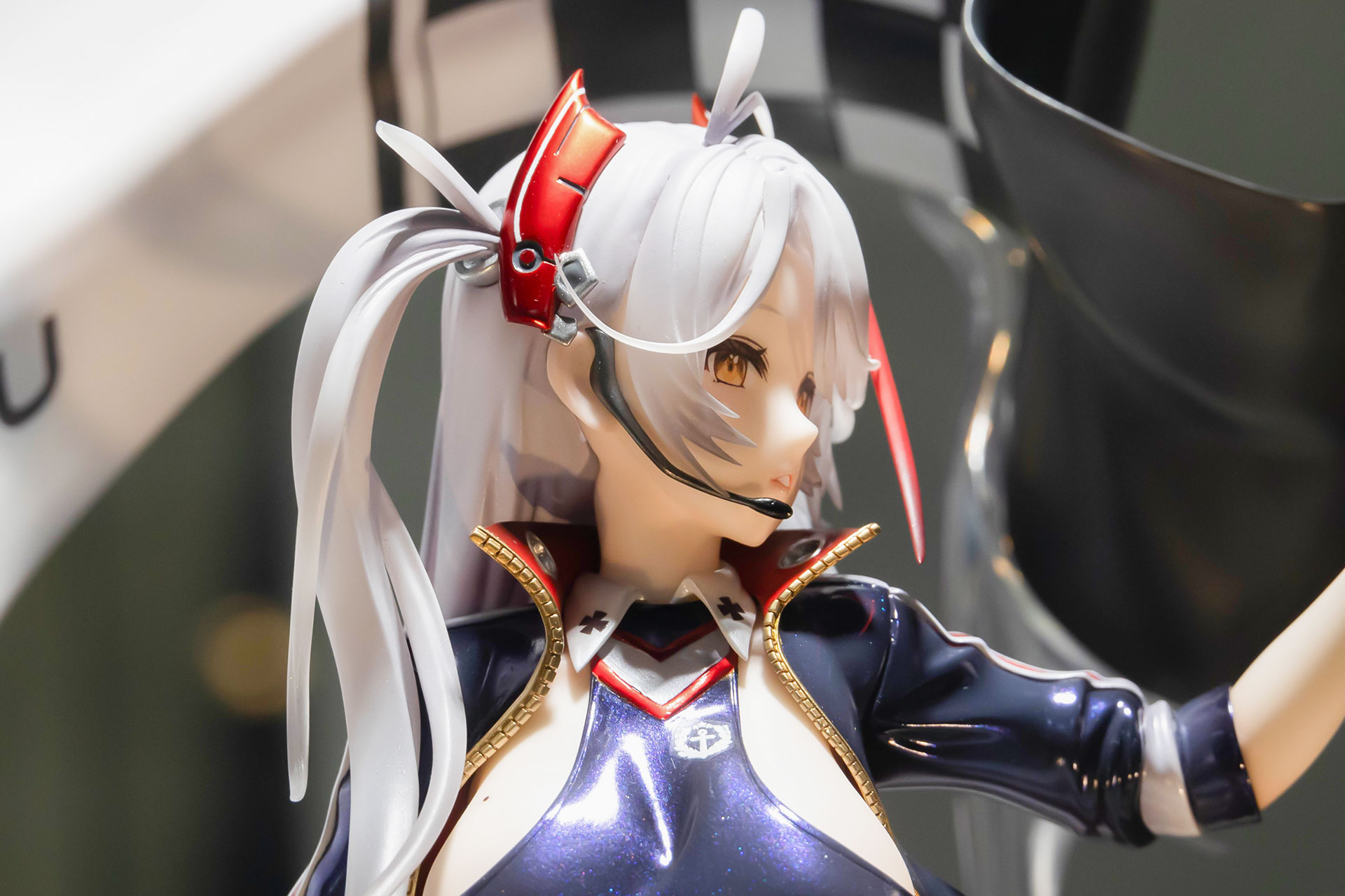 赤いヘッドセットも独特のデザインだ