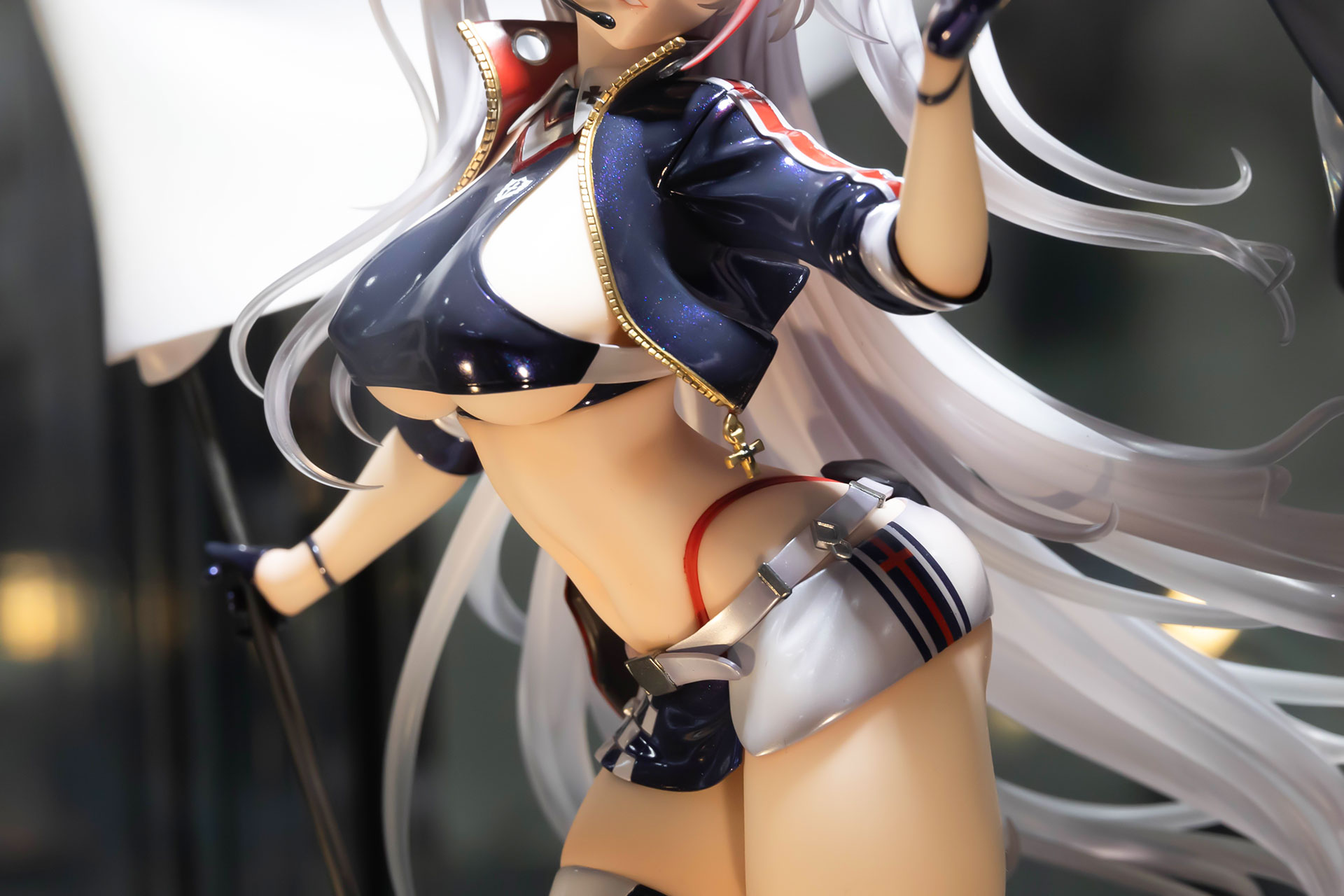 下乳の露出についつい目が奪われる!?