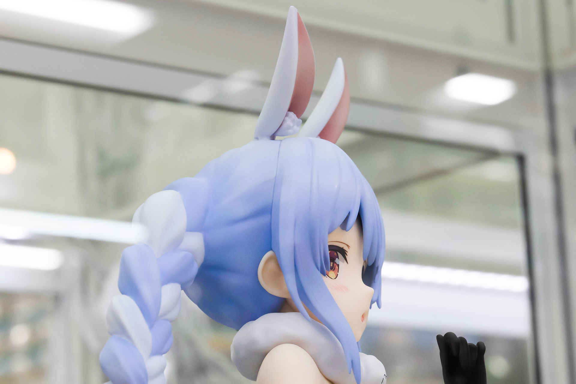 こちらは真横から見たところ。髪が型は意外とスッキリしている