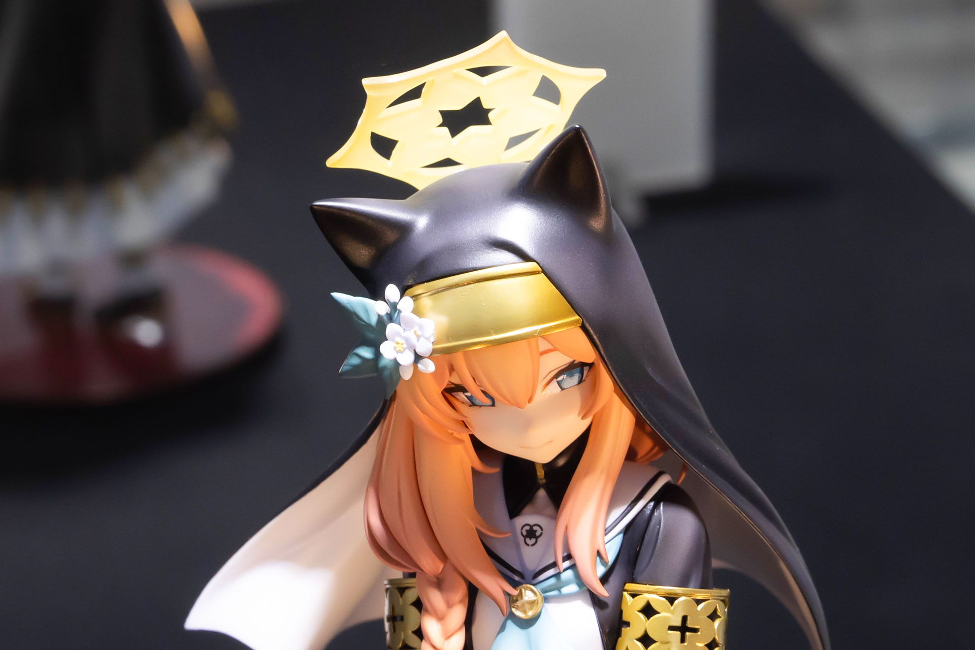 頭に付けられたヘイローも独特なデザインになっている