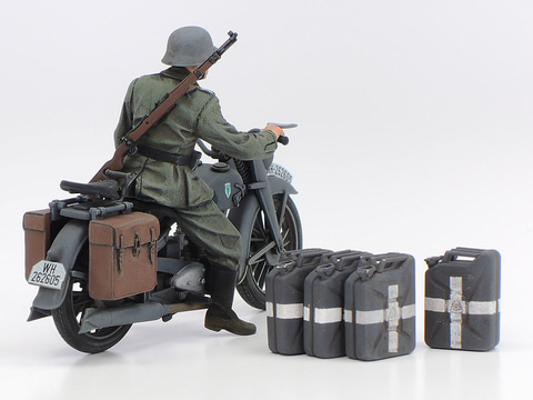 ロシア戦線での伝令バイクとIV号戦車、「1/35 ドイツIV号戦車G型初期