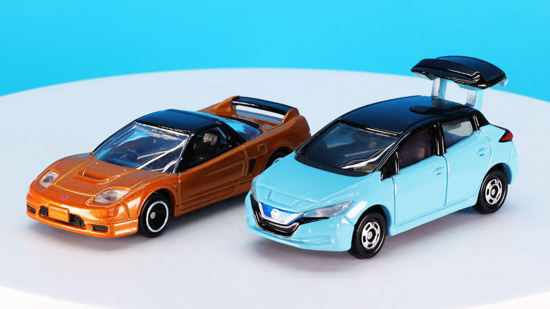 左：ホンダ NSX-R／右：日産 リーフ