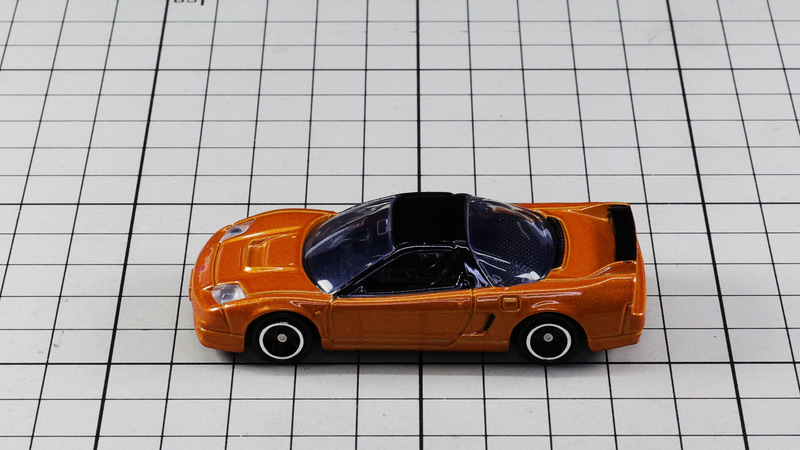 サイド：薄く、平べったいいかにも速そうなクルマを表現