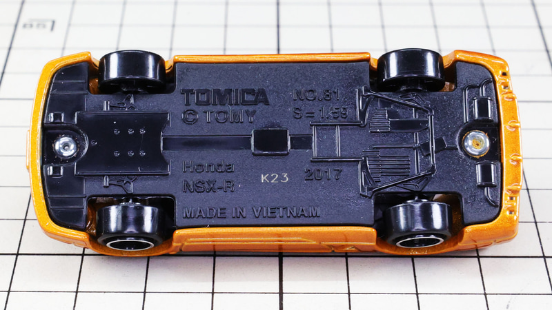 シャーシ：MRレイアウトでリア側が複雑な機構を持っていることがわかります