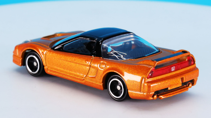 とにかく薄く平べったくていかにも速そうなスタイリング