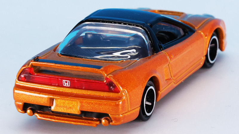 リアには無理なくデザインに納まったウイングを装備しています