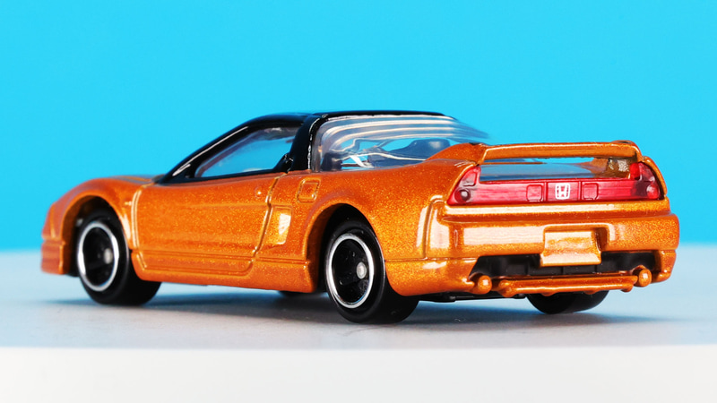 リアの左右をつなぐコンビランプは幅広なクリアーパーツで表現、さらに“H”ロゴも印刷されています