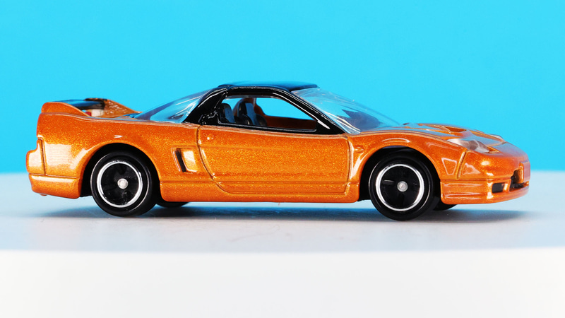 2シーターでドライバーの後ろにエンジンを搭載しています