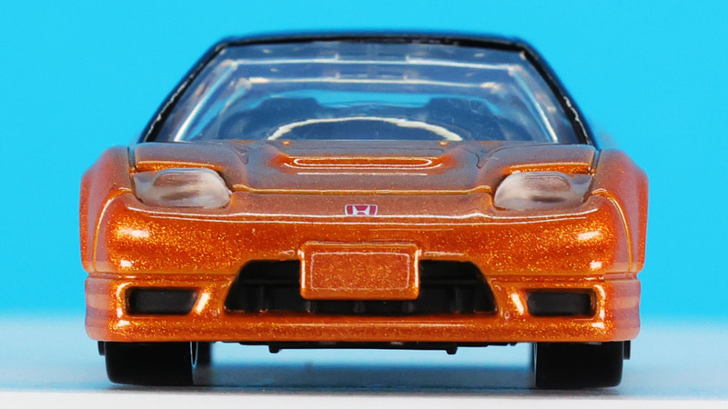 平べったいだけではなく、空気の流れを考慮した抑揚がつけられたボンネットとフロントセクション