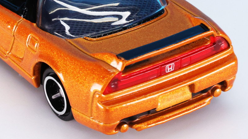 リアウイング上面はブラックアウトされています