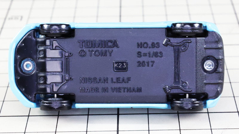 シャーシ：完全電気自動車のため、ドライブシャフトや排気マフラーがないことがわかります