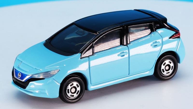 鮮やかなブルーとブラックの2トーンカラーバージョンをトミカ化！