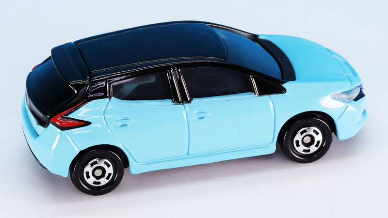 ブラックアウトされたルーフが走りの良さもイメージさせます