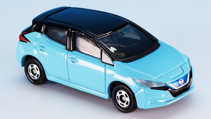 ヘッドライトはなんとクリアーパーツで表現！