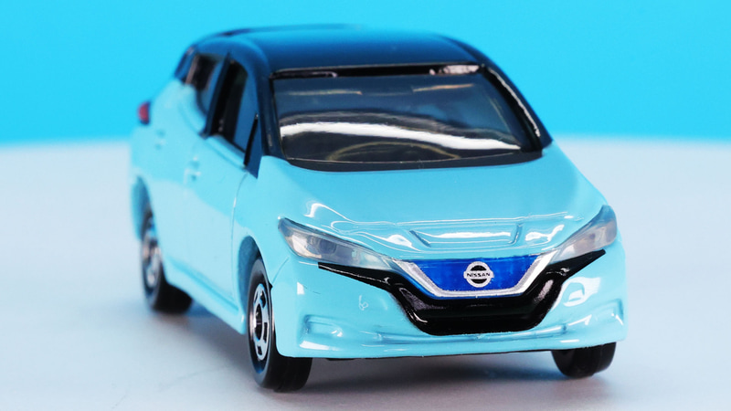 ヘッドライトはなんとクリアーパーツで表現！