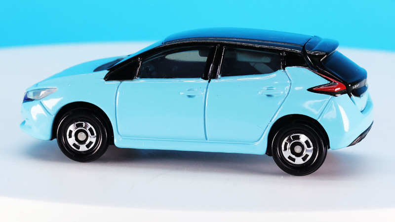 リアハッチのウインドウ部分はブラックアウトされています