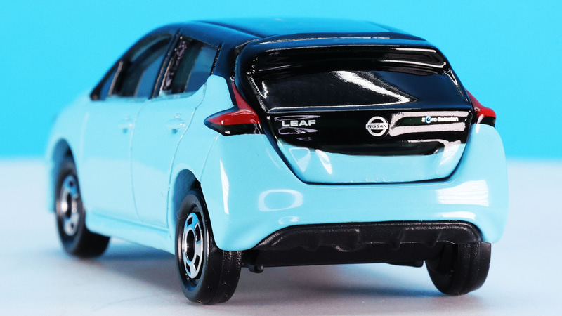 リアハッチのウインドウ部分はブラックアウトされています