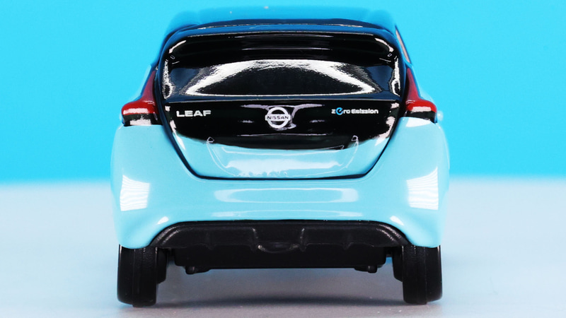 さらに日産のロゴ、“LEAF”、“ZERO EMISSION”といったものはプリント、コンビランプは塗装で再現されています