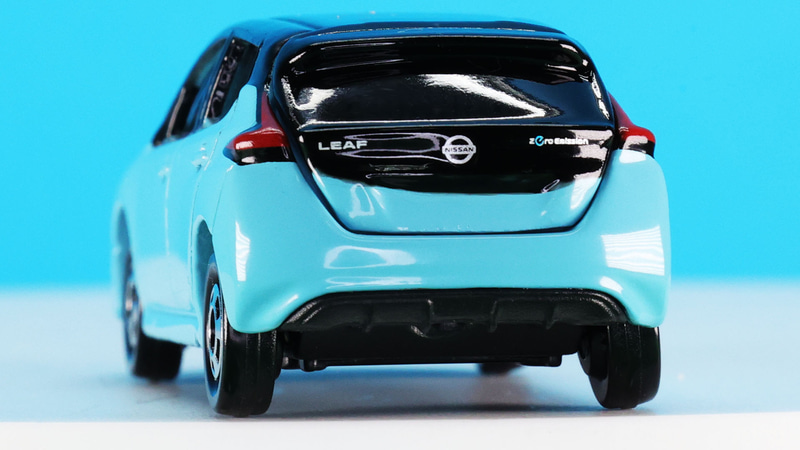 クリーンイメージのBEVということでVモーショングリルの中はさらにブルーで加飾、日産のロゴとともにプリントで再現されます