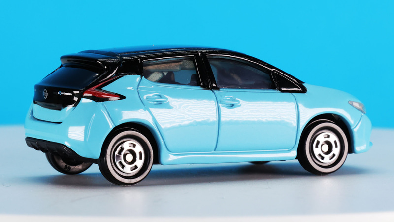 クリーンイメージのBEVということでVモーショングリルの中はさらにブルーで加飾、日産のロゴとともにプリントで再現されます