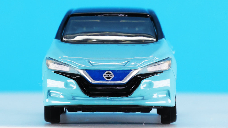 クリーンイメージのBEVということでVモーショングリルの中はさらにブルーで加飾、日産のロゴとともにプリントで再現されます