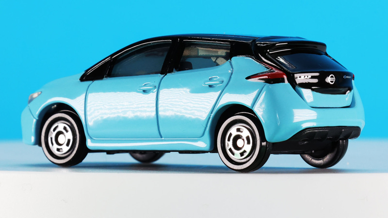 給電ポートがフロントバンパー上面にあります