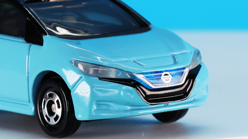 給電ポートがフロントバンパー上面にあります