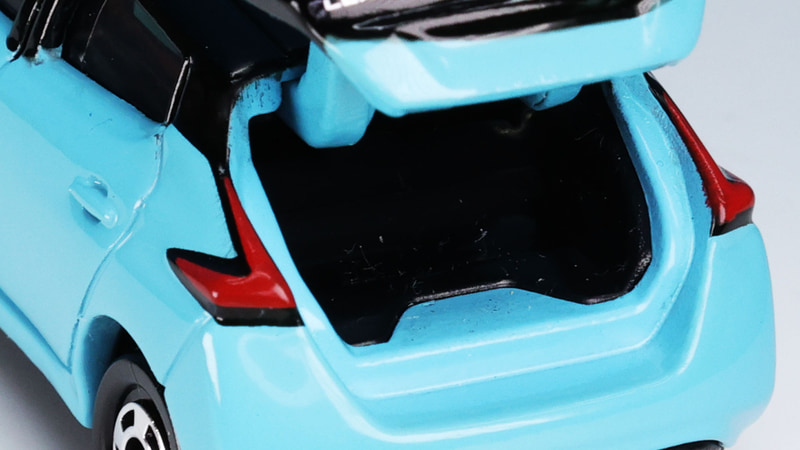 荷室に細かい荷物のミニチュアを積んでも面白そうです！