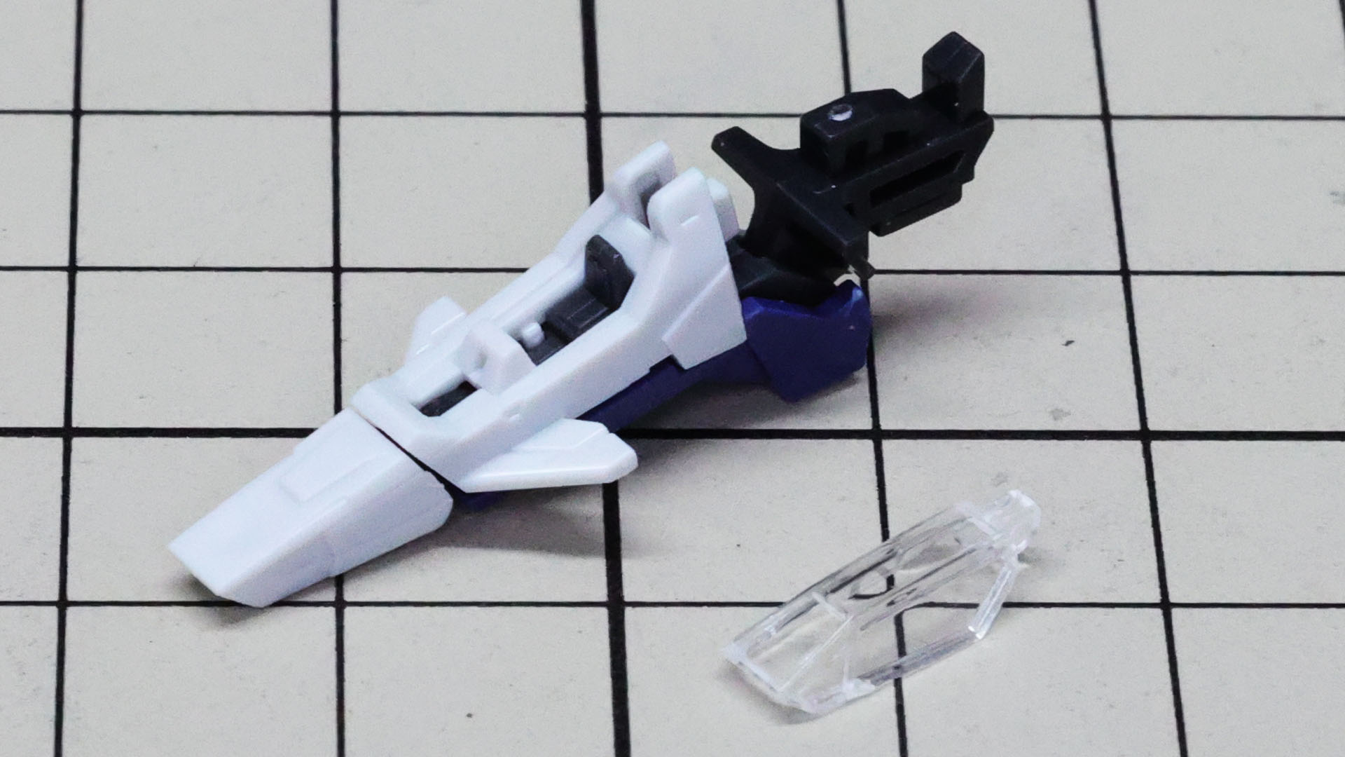 機首やキャノピーを組付けていく