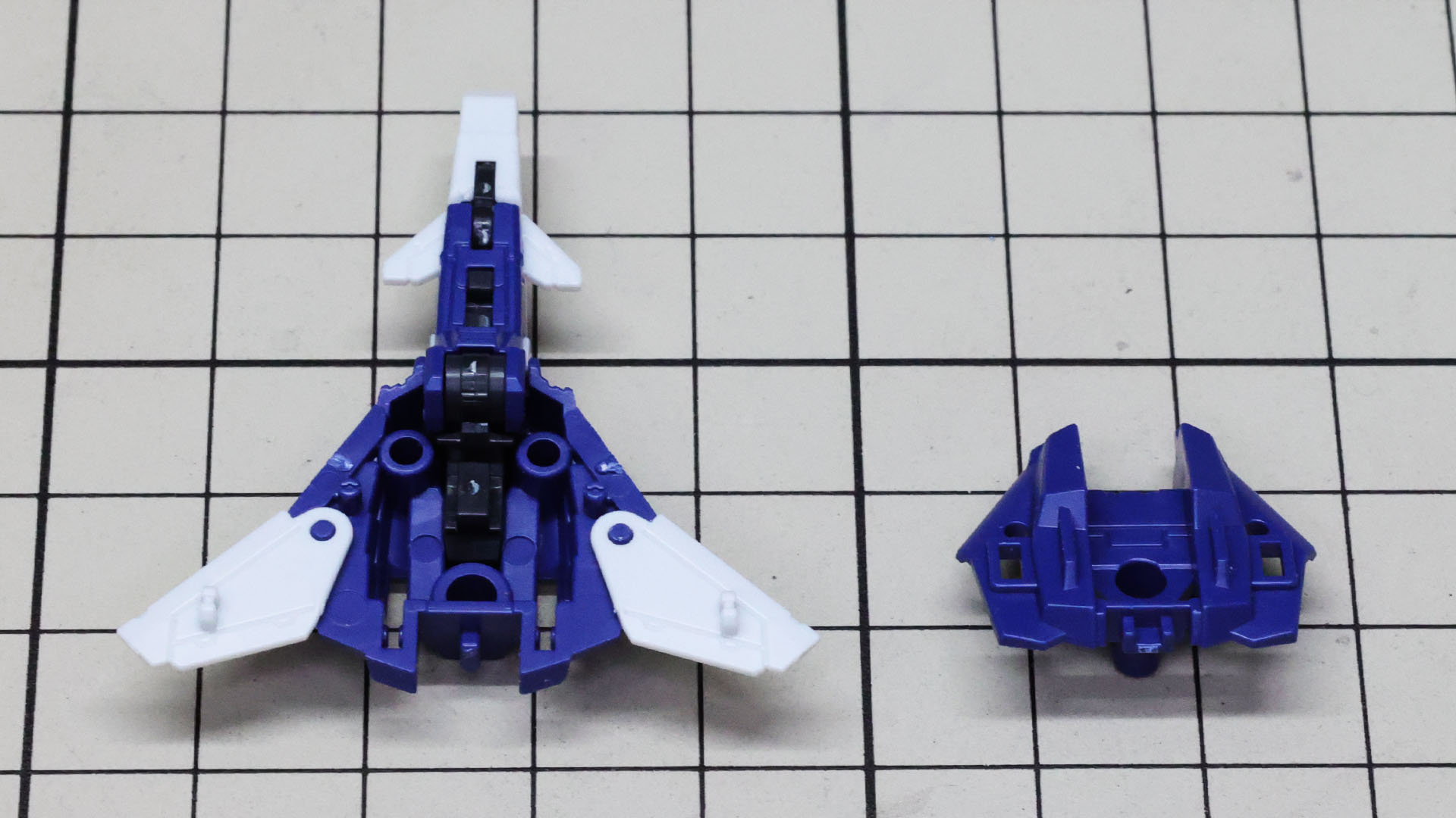 小さい尾翼が2枚、増槽が2個あります