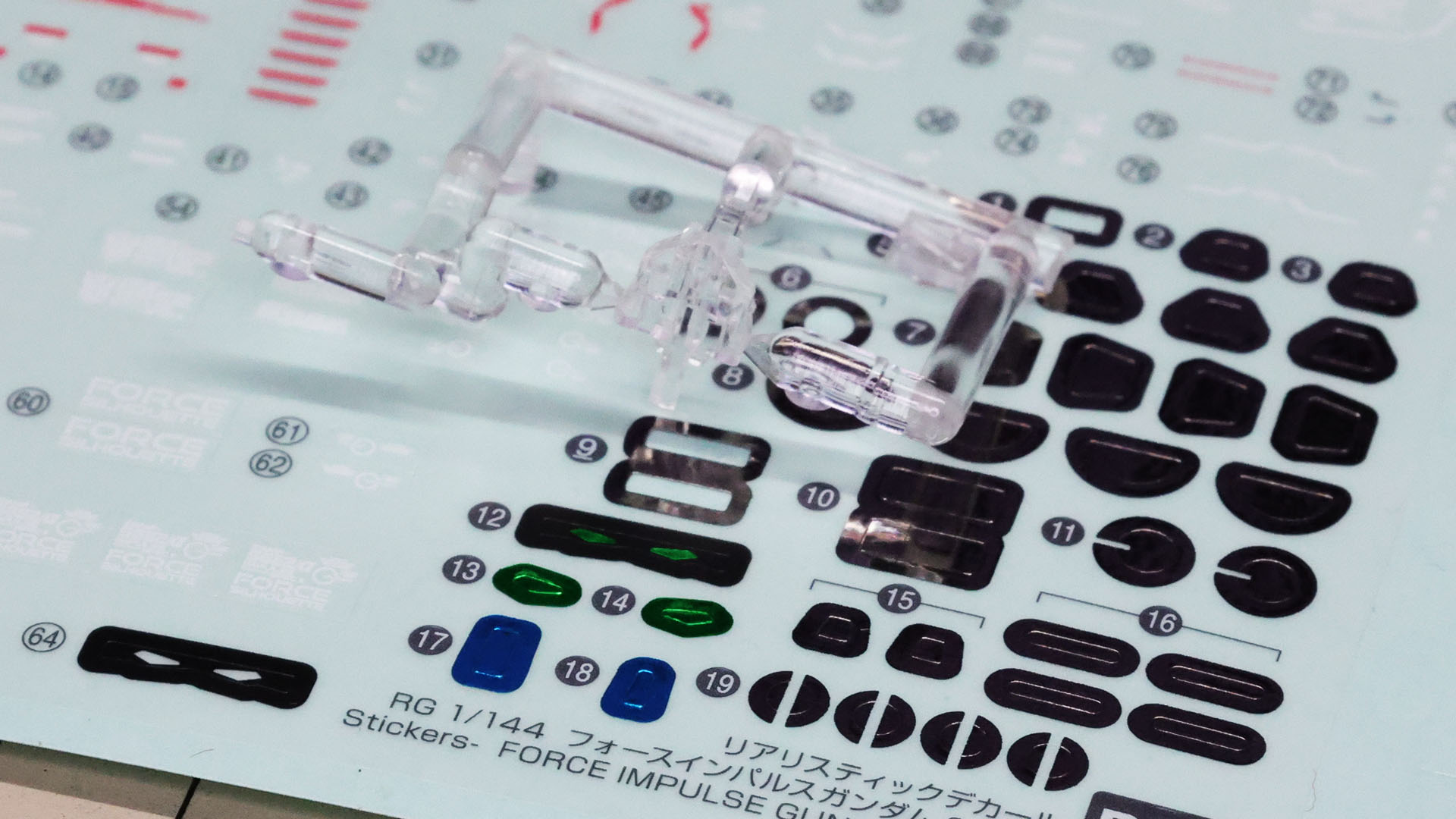ツインアイはクリアーパーツでかなり細かいですからシール貼り付けを考えてランナー状態で作業しました