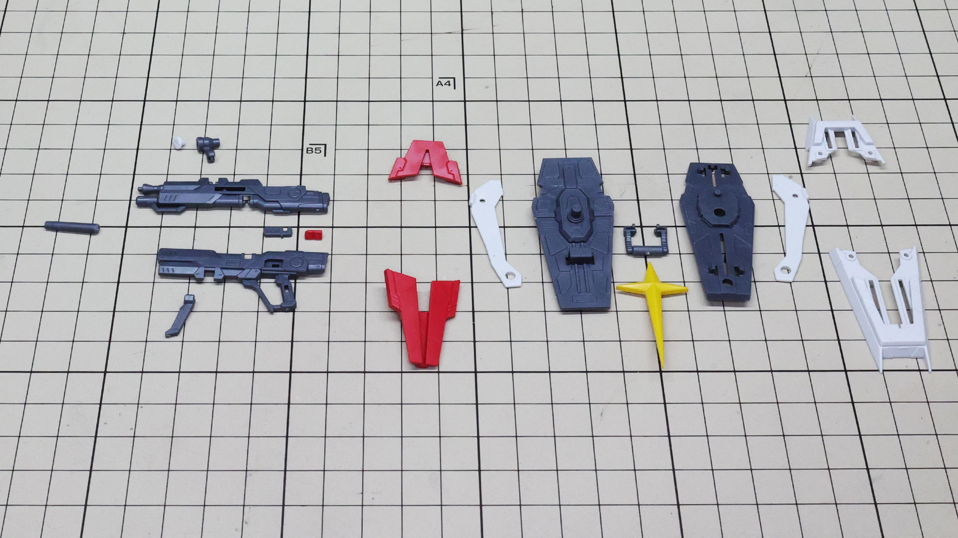 左が高エネルギービームライフル、中央より右が機動防盾のパーツです