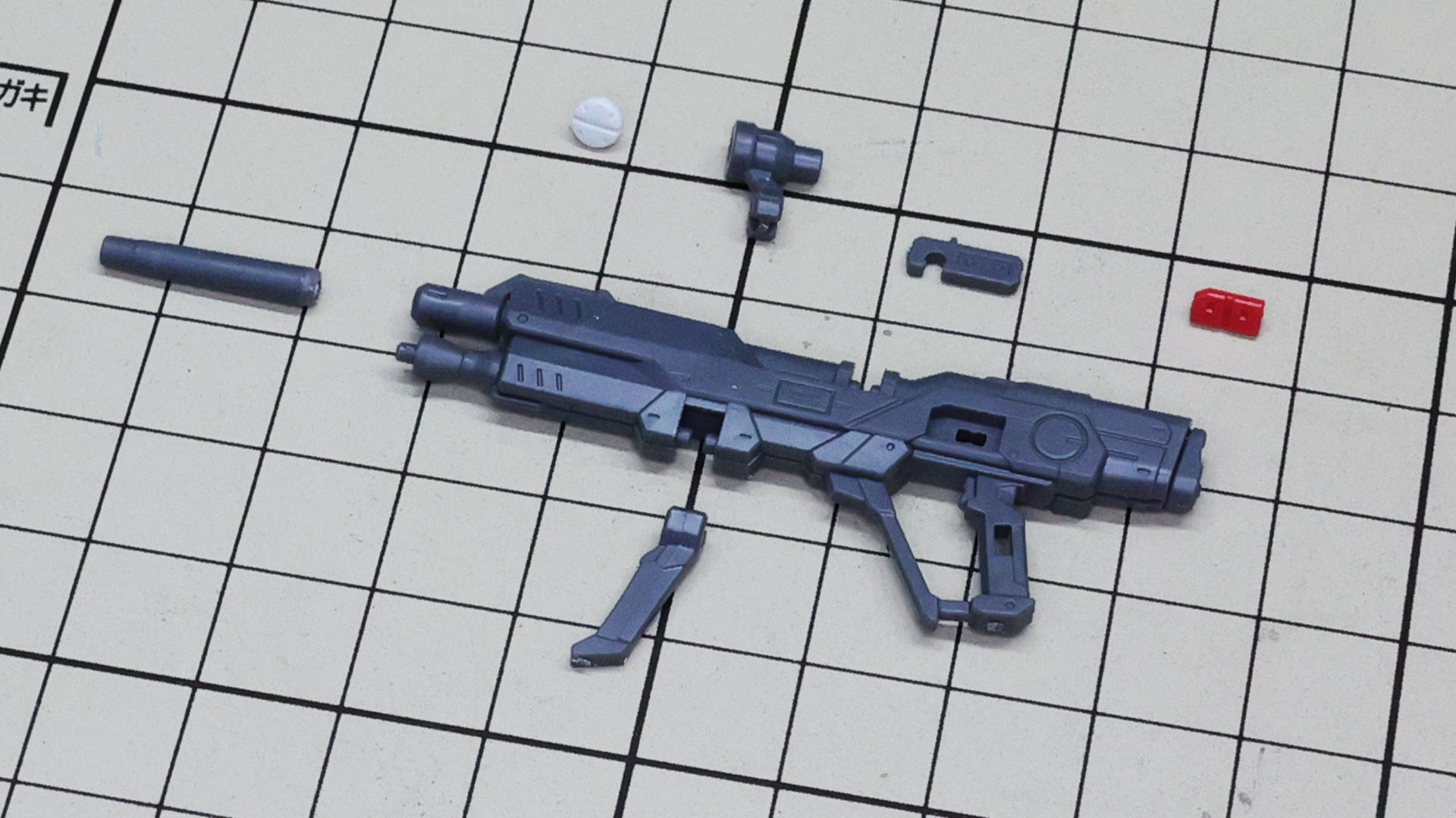 高エネルギービームライフルは張り合わせ構造で各部パーツを組付けるだけです