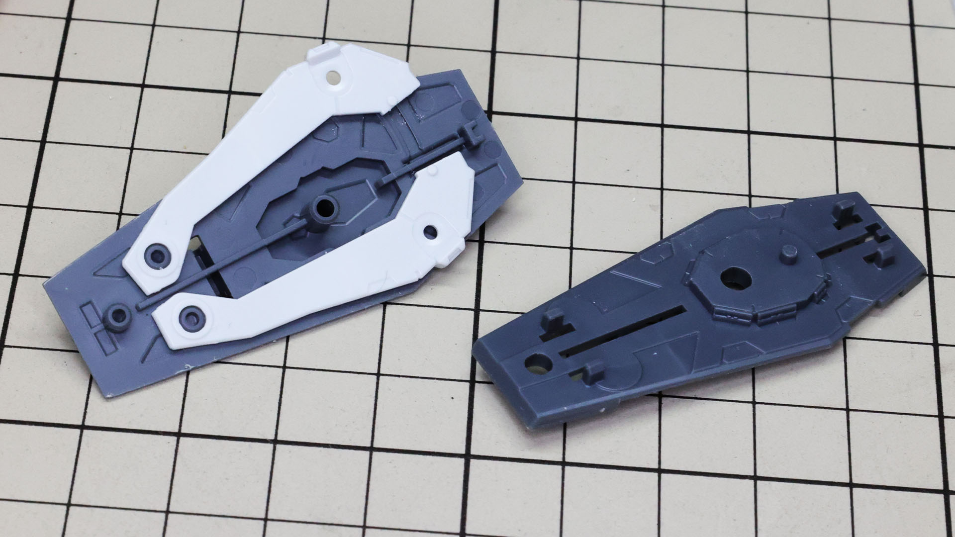 機動防盾内部に可動する左右に広がるプレートを組み込みます