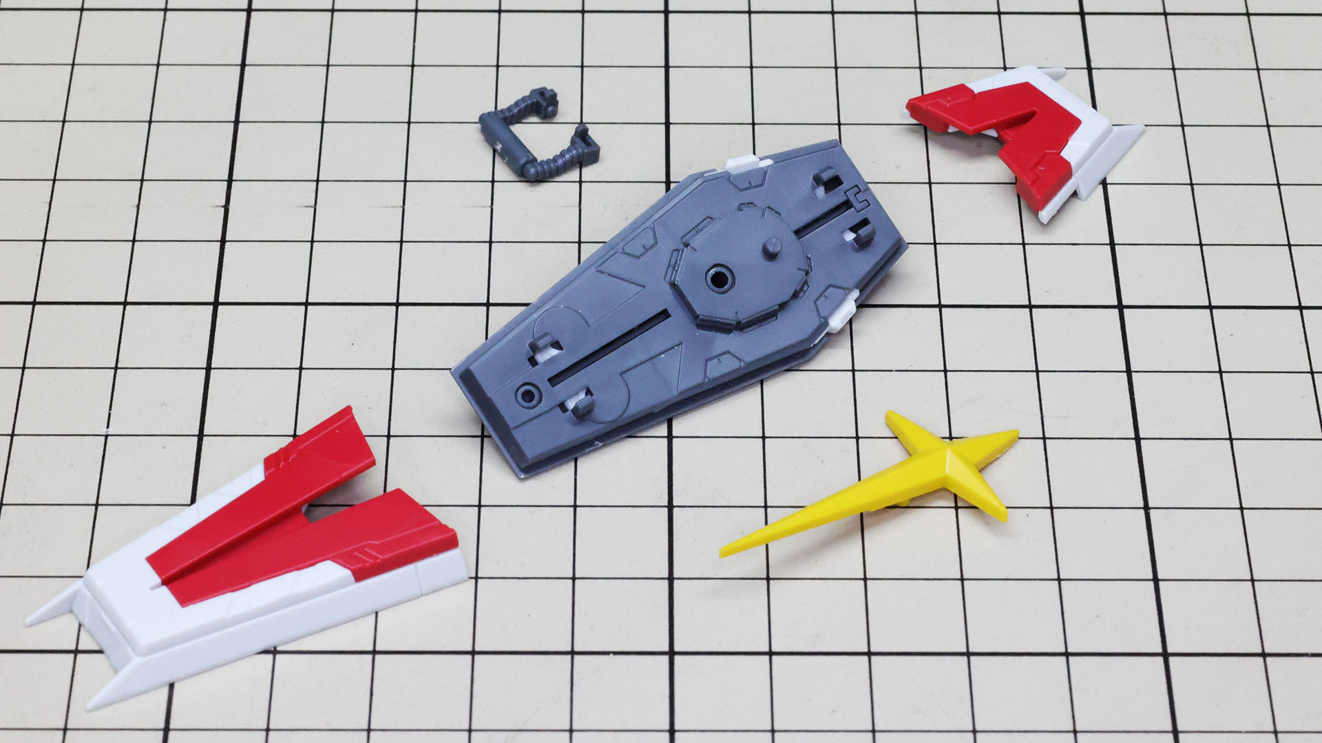 機動防盾基部の中央に十字マーク、上下にスライドするパネルを持ちます