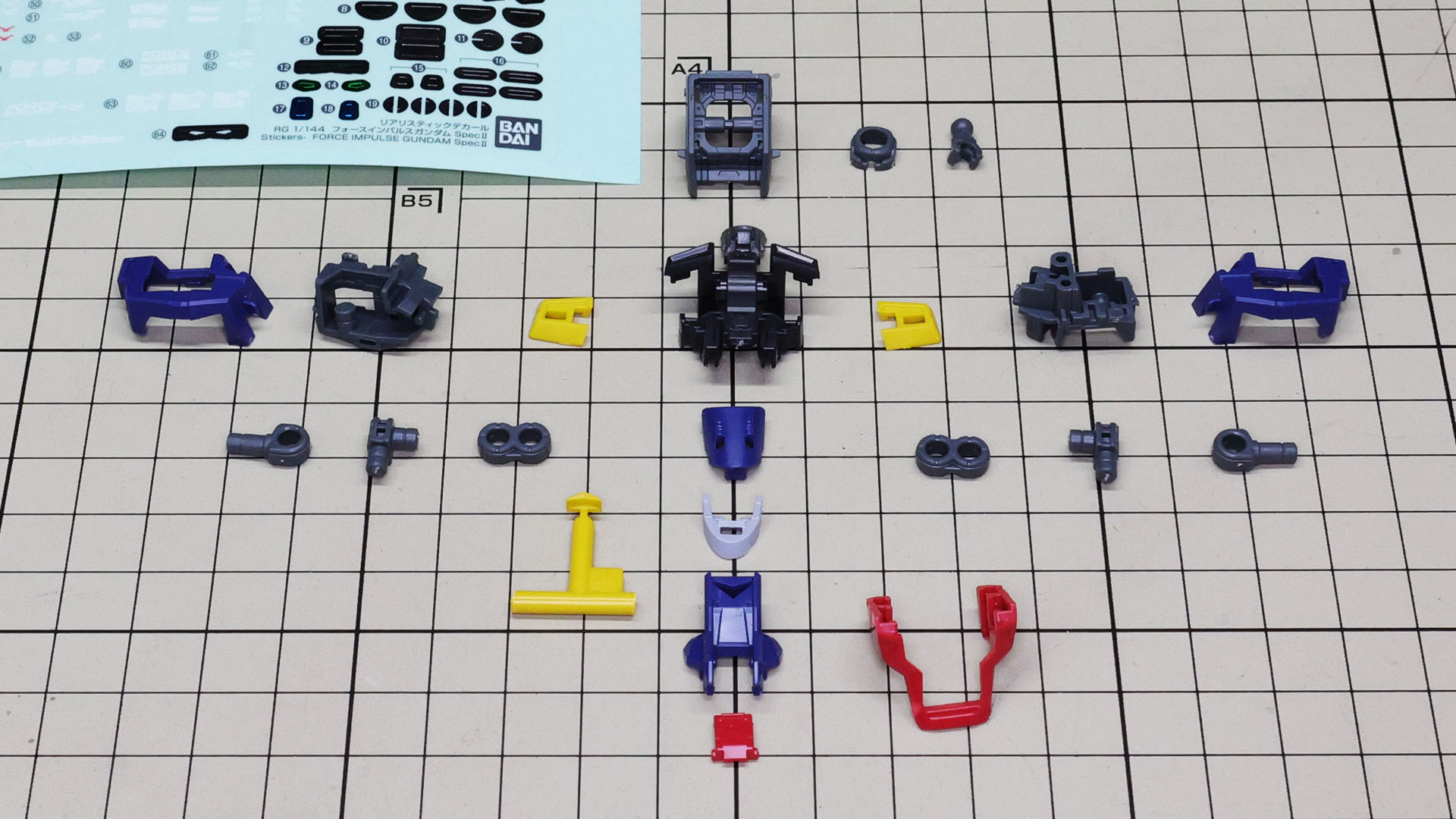 中央にアドヴァンスドMSジョイントのコア、左右にメカフレームと外装、肩関節軸があります