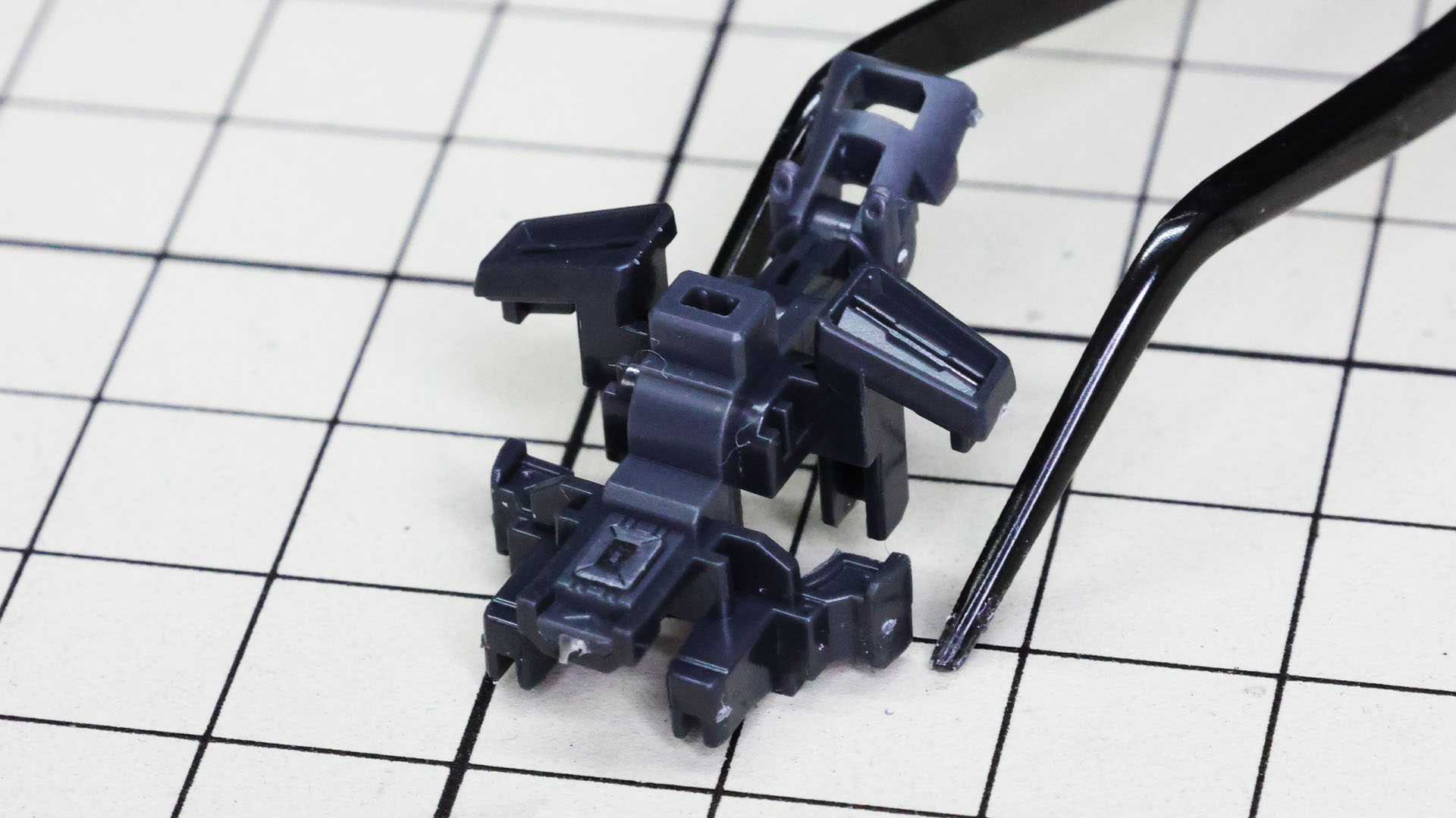 胸部ダクトとコクピットハッチ上部の可動フレームをもつアドヴァンスドMSジョイント