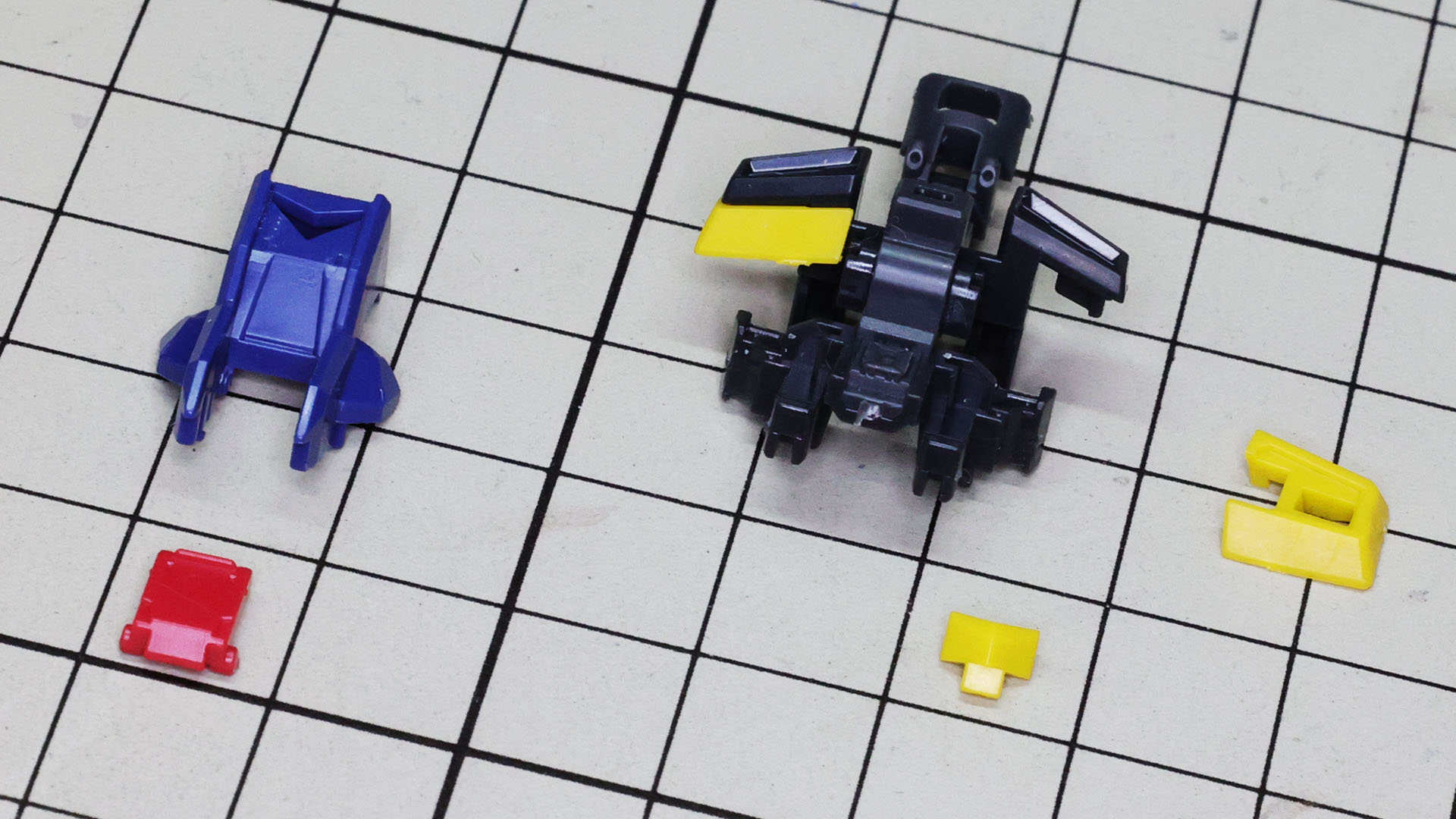 そのコアに外装を組み込んでいきます。胸部ダクトは裏からとなります