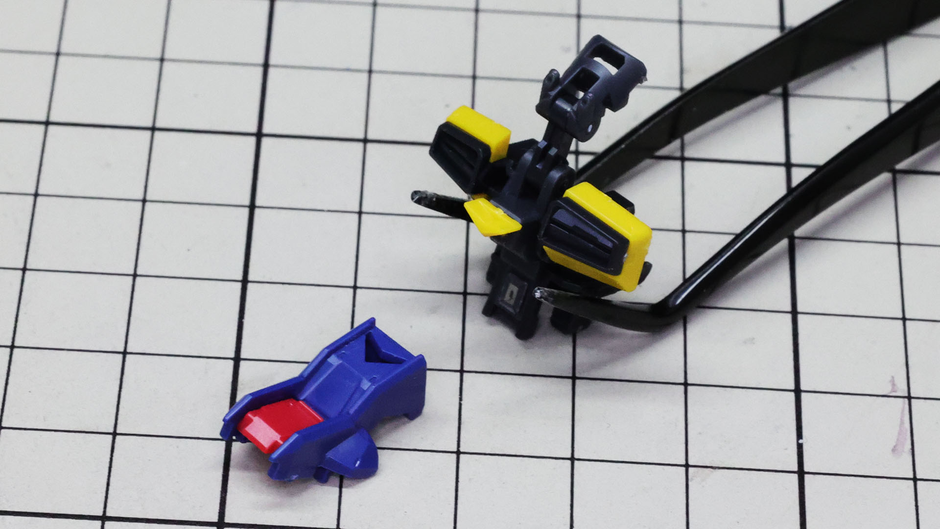 黄色いV字マークは別パーツ！細かいので注意！