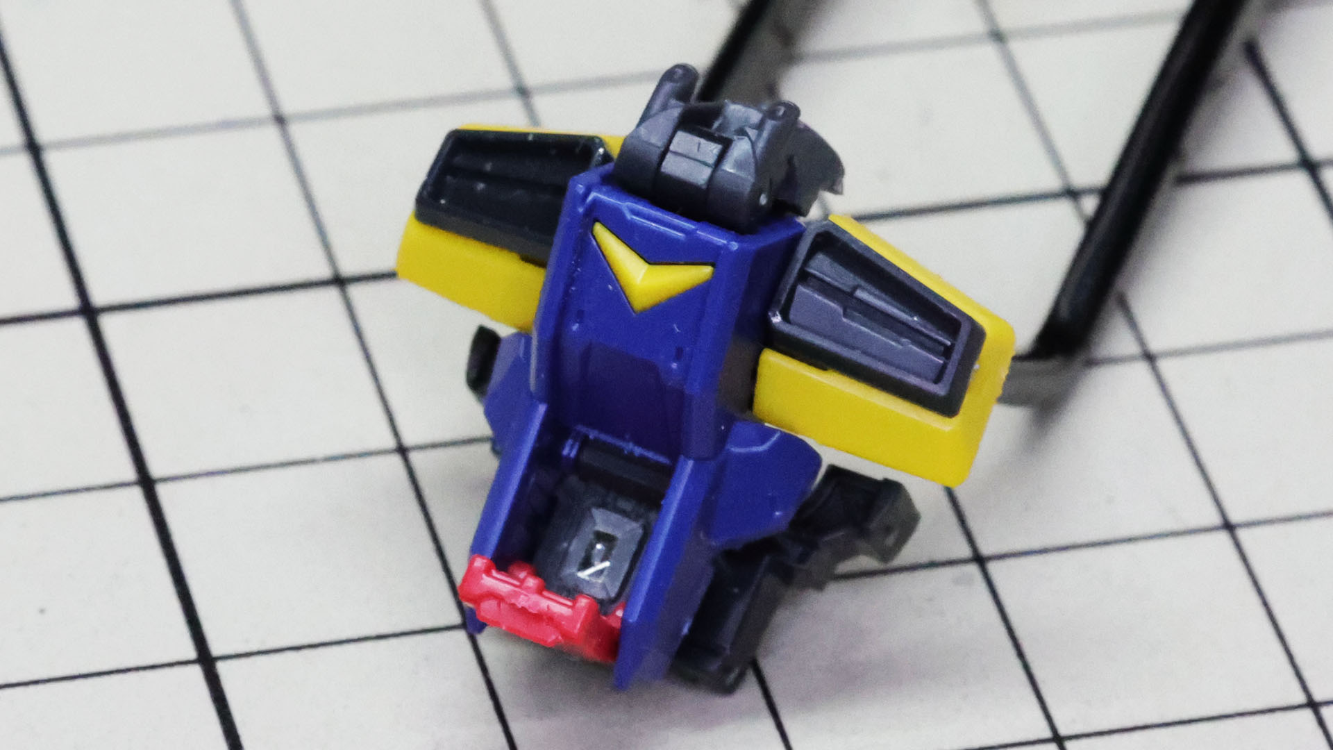 赤いコクピットハッチは開くことができます