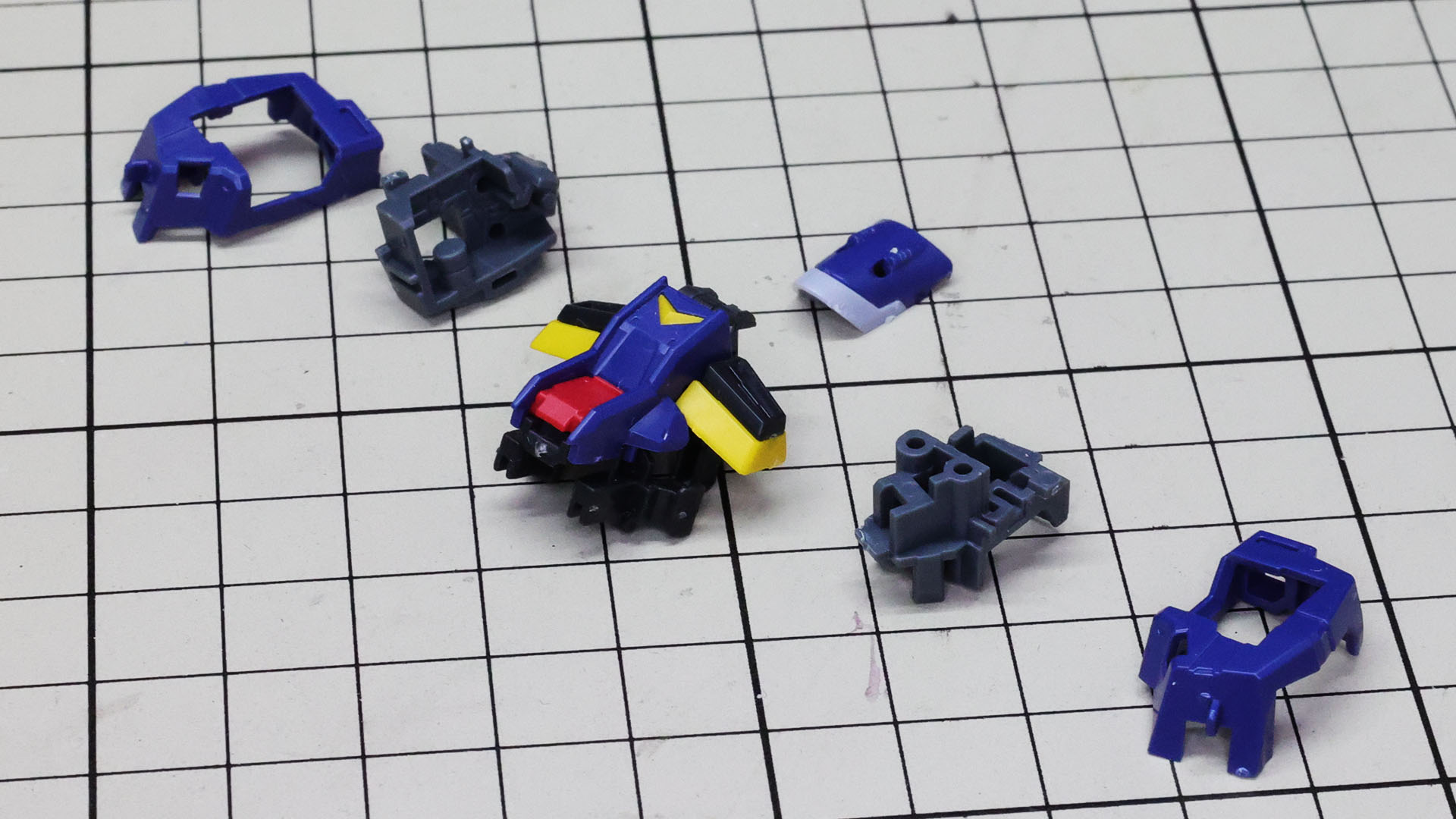 コアにメカフレームと各装甲を組み付けていきます